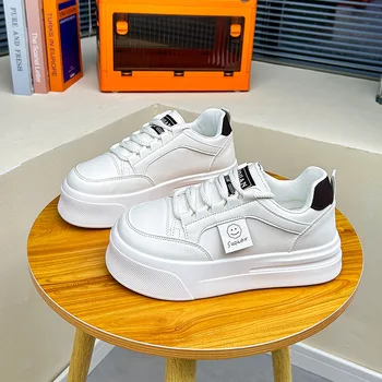 Есен Нови малки бели обувки Дамски Instagram модерен корейски издание студент тичане спортен съвет обувки дебела подметка повишени Sho