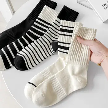 Нови черно-бели купчини памучни чорапи за жени пролет и лято нови чорапи в средата на прасеца раирани универсални памучни чорапи колеж