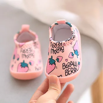 Новородено бебе момче момиче леки обувки малко дете карикатура ягода маратонка против хлъзгане гумени подметки първи проходилка бебе етаж Prewalker