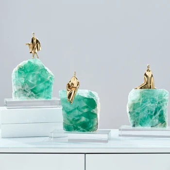 естествен зелен кристален камък чисти медни фигурни орнаменти с кристална основа луксозна неправилна всекидневна кристална каменна декорация