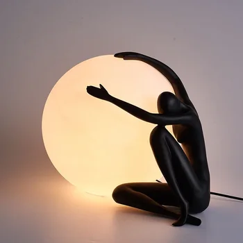 Модерна хуманоидна художествена скулптура Топка Настолна лампа Дизайнер Хотелско лоби Изложбена зала Креативна голяма фигура Настолна лампа